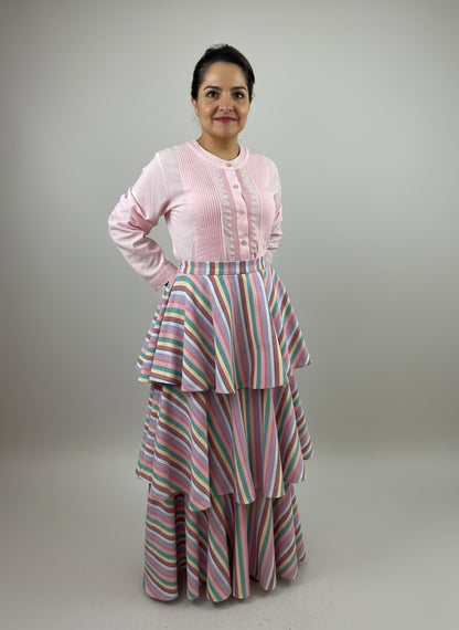 Falda 3 Olanes Artesanal color rosa, vista frontal en modelo.