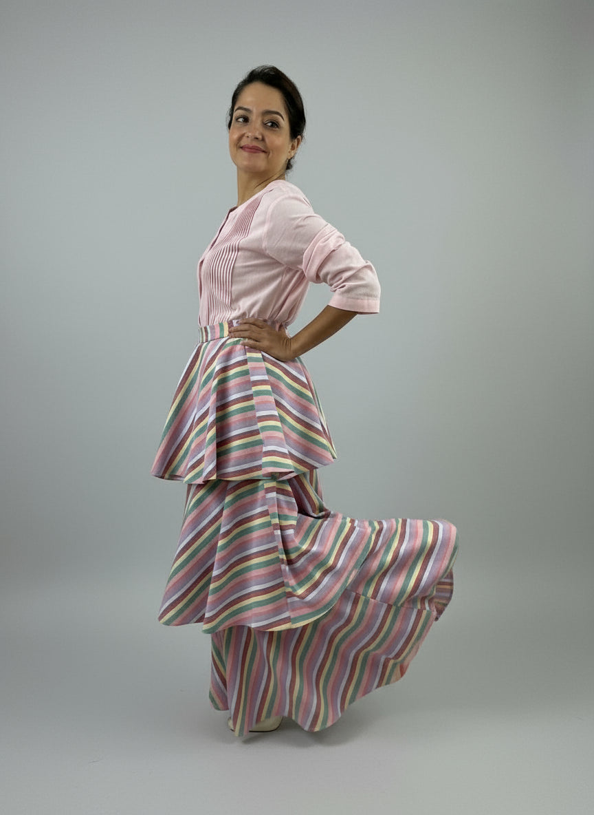Falda 3 Olanes Artesanal color rosa, vista lateral en movimiento en modelo.