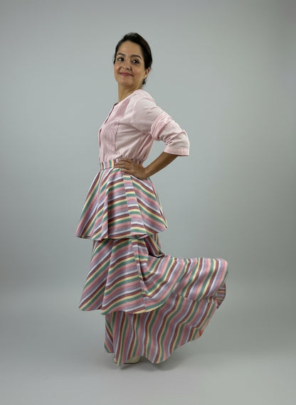 Falda 3 Olanes Artesanal color rosa, vista lateral en movimiento en modelo.