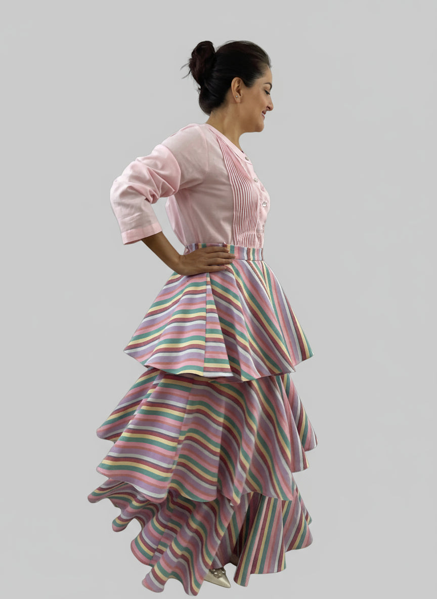 Falda 3 Olanes Artesanal color rosa, vista lateral en modelo en movimiento.