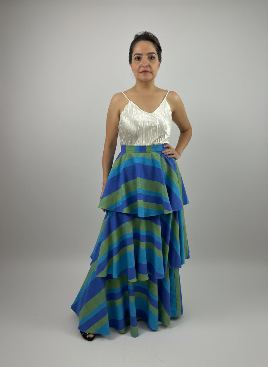 Falda 3 Olanes Artesanal color azul, vista frontal en modelo.