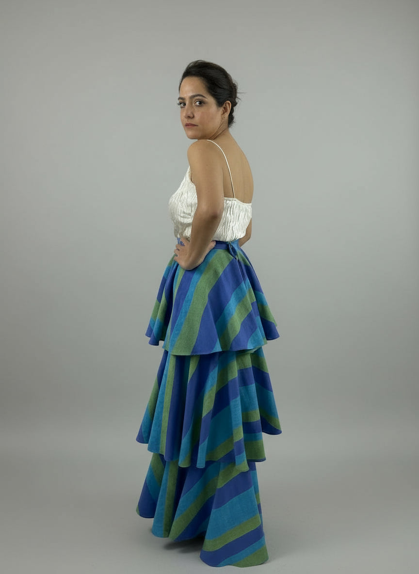 Falda 3 Olanes Artesanal color azul, vista lateral en modelo.