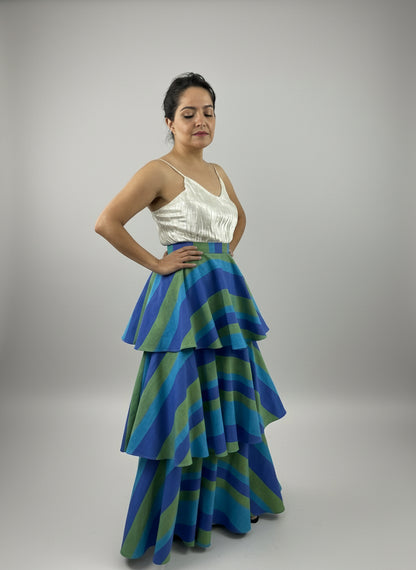 Falda 3 Olanes Artesanal color azul, vista lateral en modelo en movimiento.