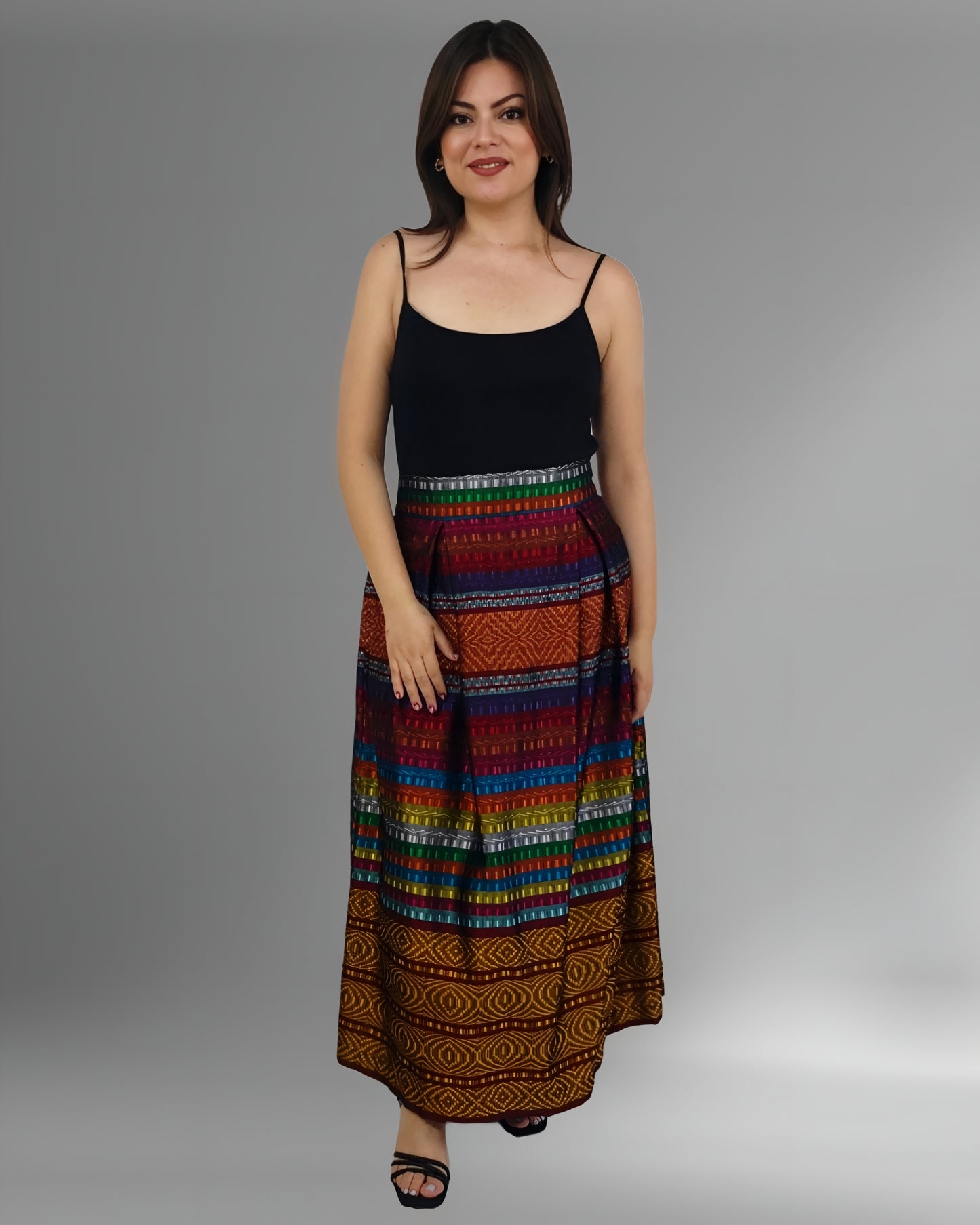 Falda Chiapas Telar Multicolor, vista frontal en modelo.