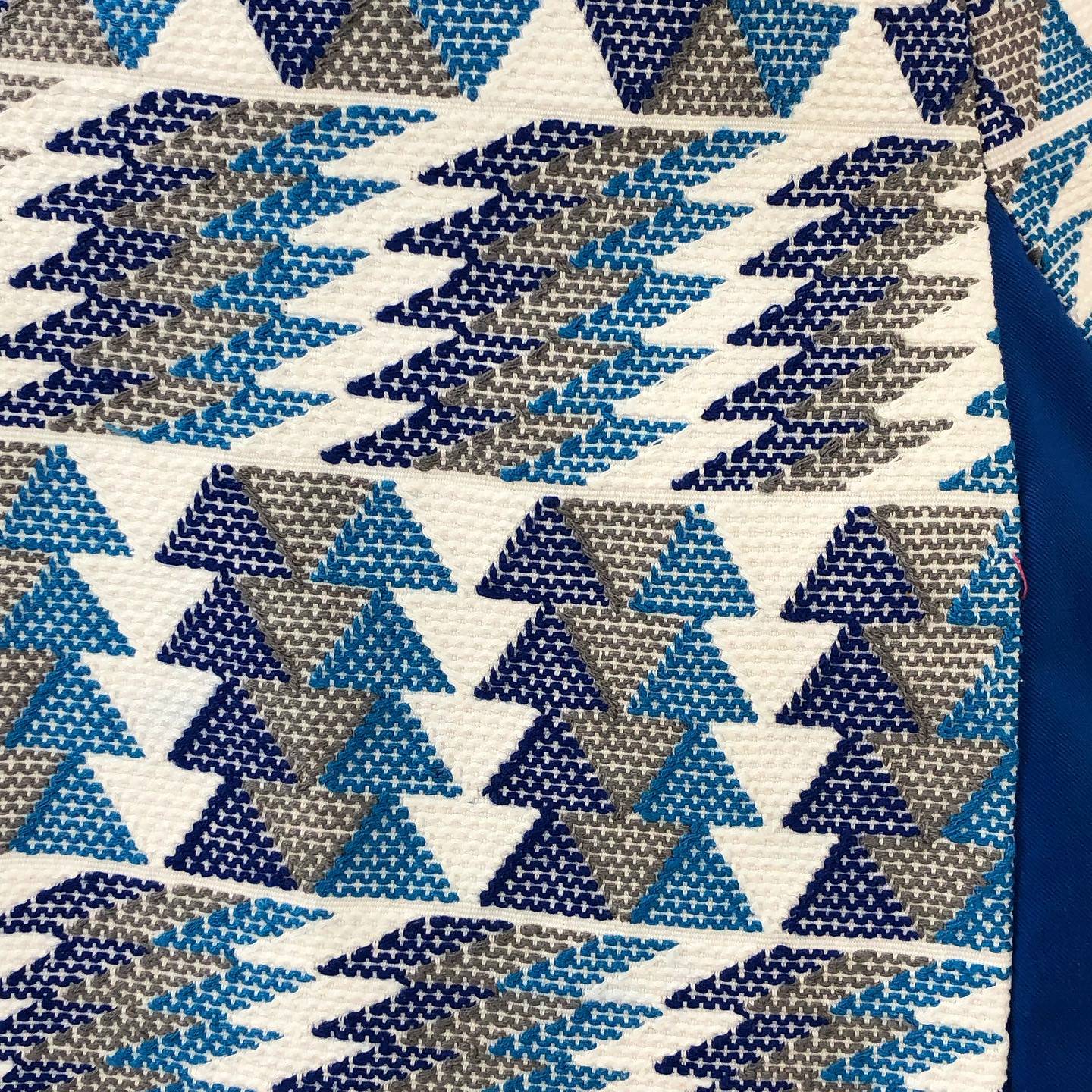 Falda Larga Telar Zinacantán, color azul, detalle del bordado.