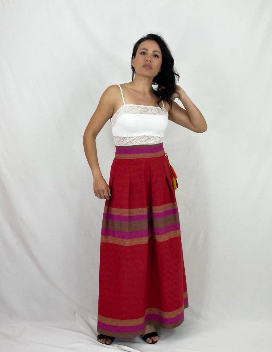 Falda Telar Rosario, en modelo.