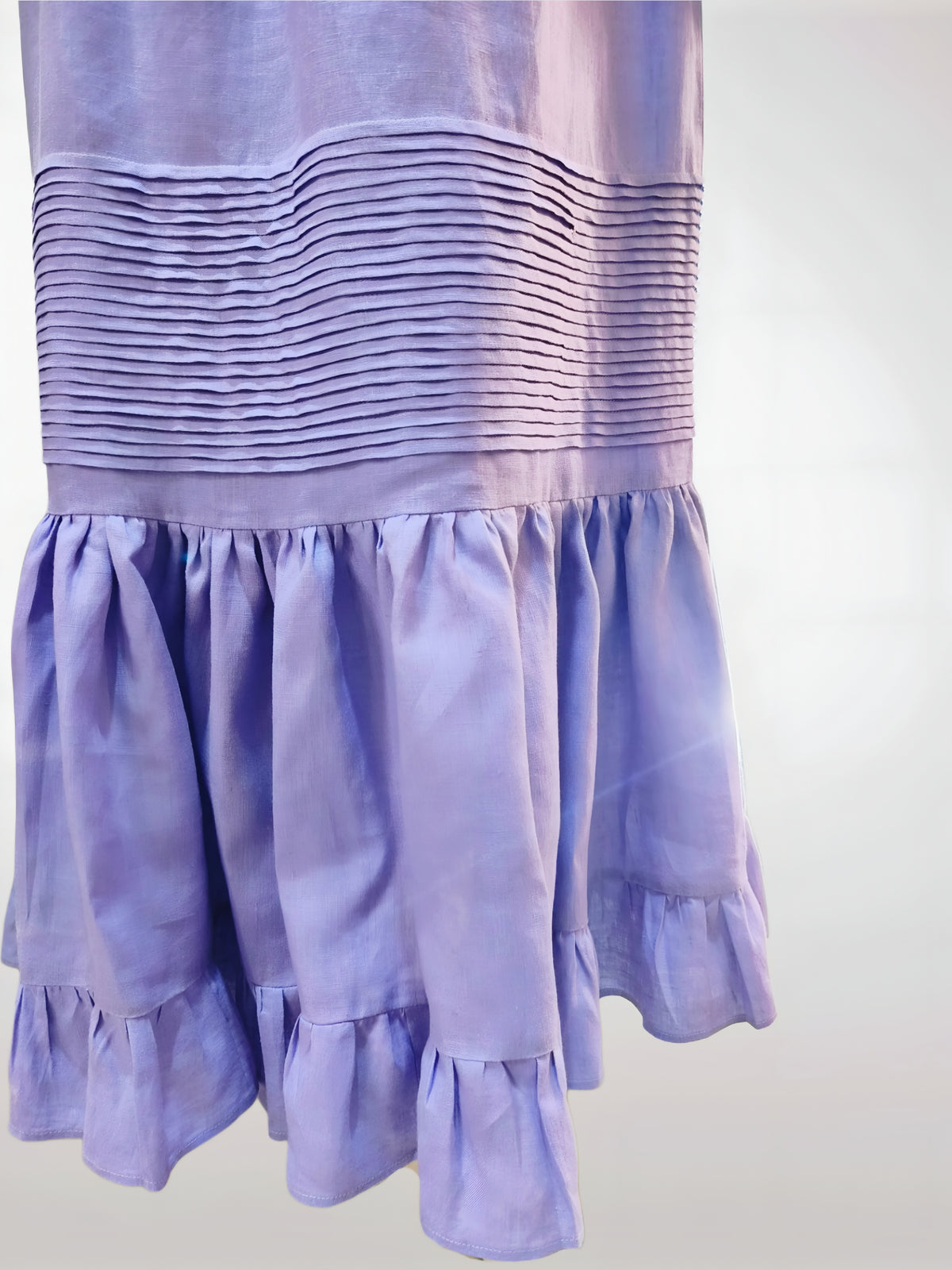 Falda alforzas de lino, color lila, detalle del vuelo y pliegues.