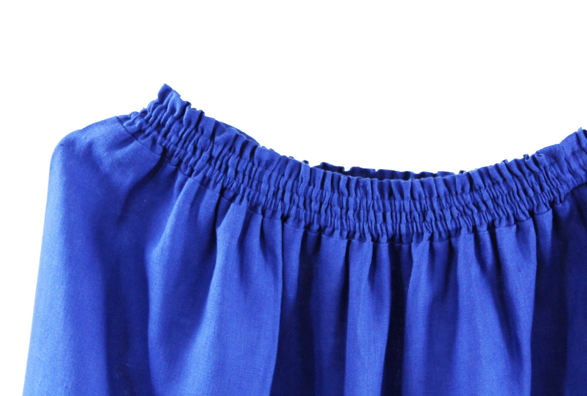 Falda alforzas de lino color azul, detalle del elastico de la cintura.