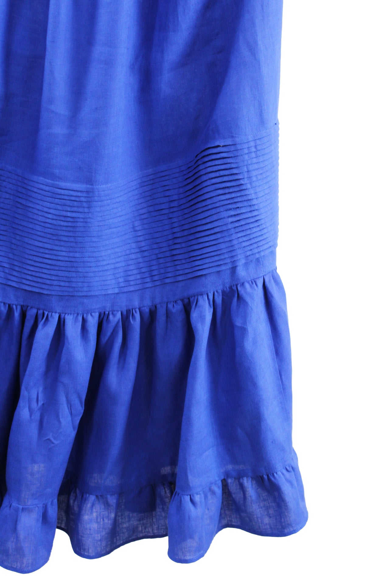 Falda alforzas de lino color azul, detalle del vuelo y pliegues.