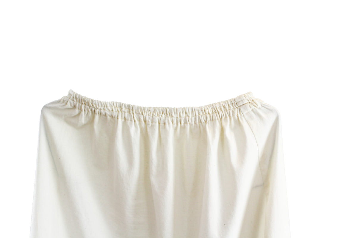 Falda alforzas de lino color beige, detalle del elastico.
