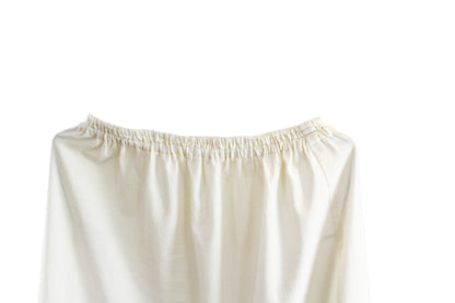 Falda alforzas de lino color beige, detalle del elastico.