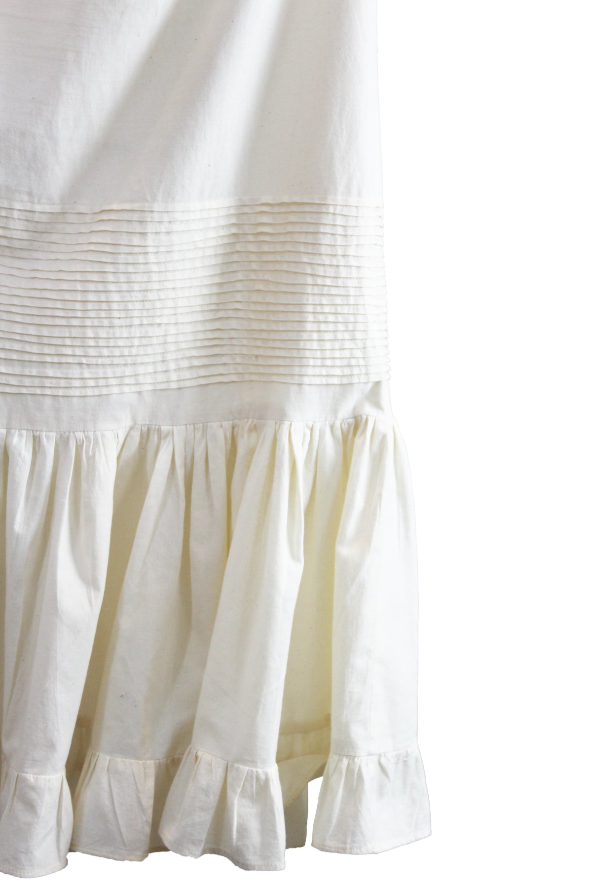 Falda alforzas de lino color beige, detalle del vuelo y pliegues.