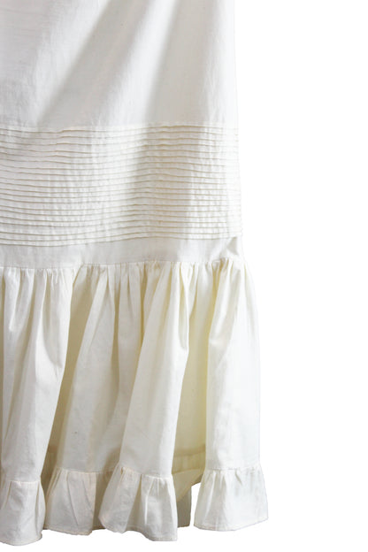 Falda alforzas de lino color beige, detalle del vuelo y pliegues.