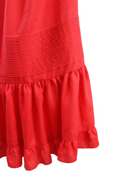 Falda alforzas de lino color rojo, detalle del vuelo y los pliegues.