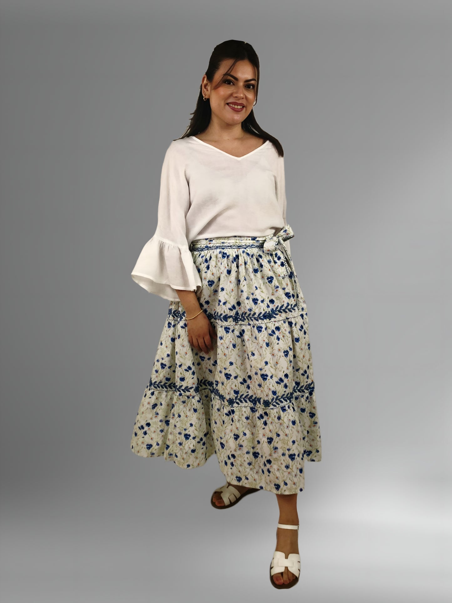 Falda vuelos Aguacatenango color blanco, flores azules, bordado azul, vista en modelo.