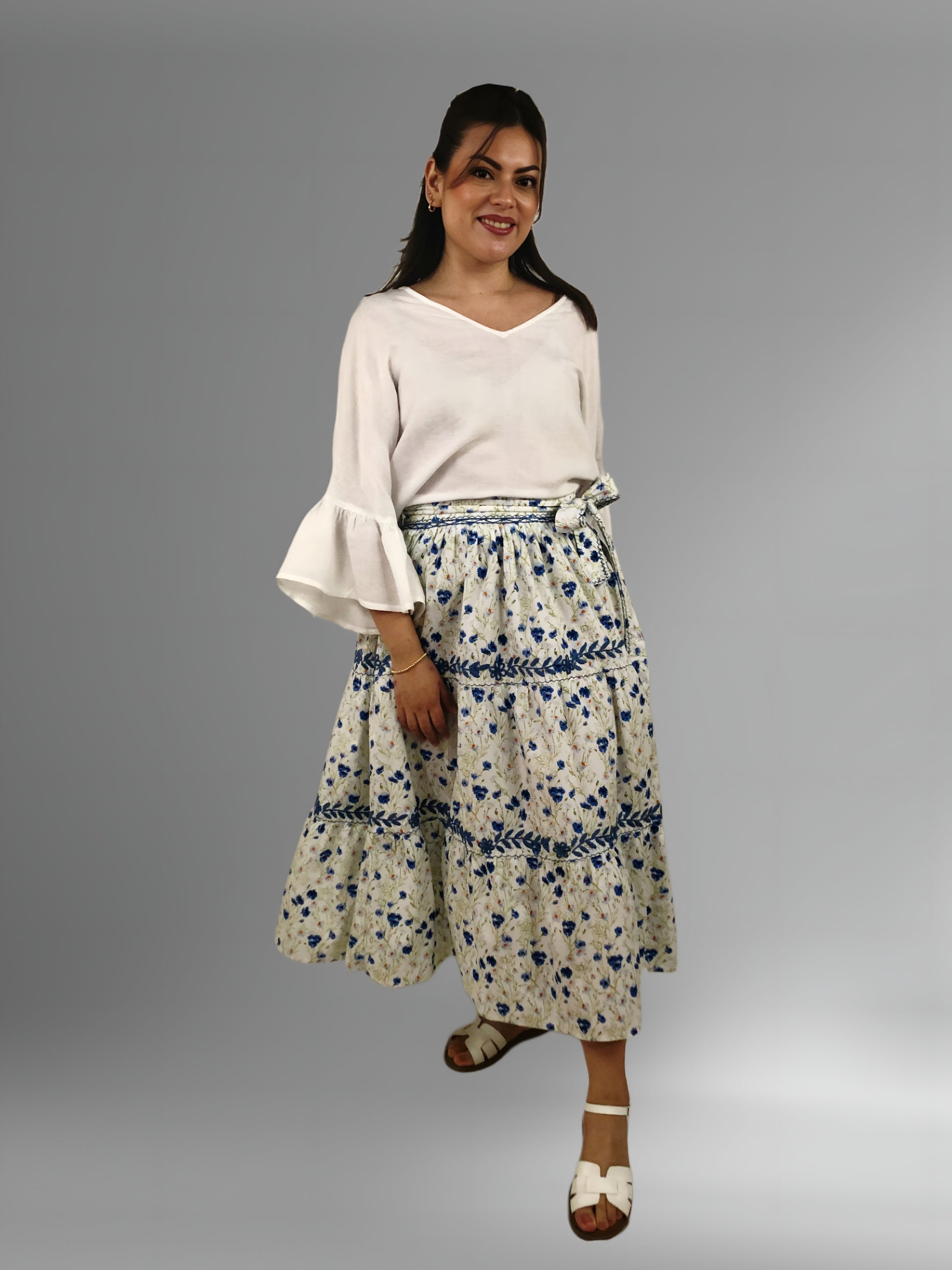 Falda vuelos Aguacatenango color blanco, flores azules, bordado azul, vista en modelo.