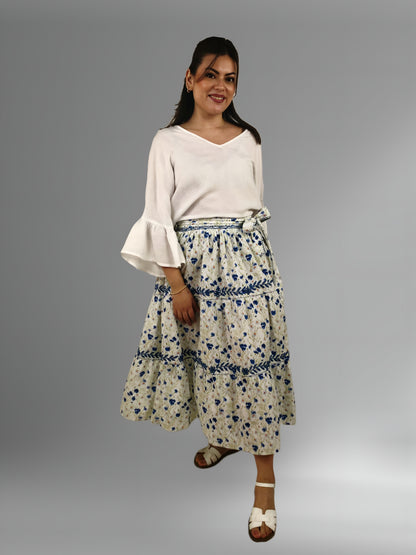 Falda vuelos Aguacatenango color blanco, flores azules, bordado azul, vista en modelo.