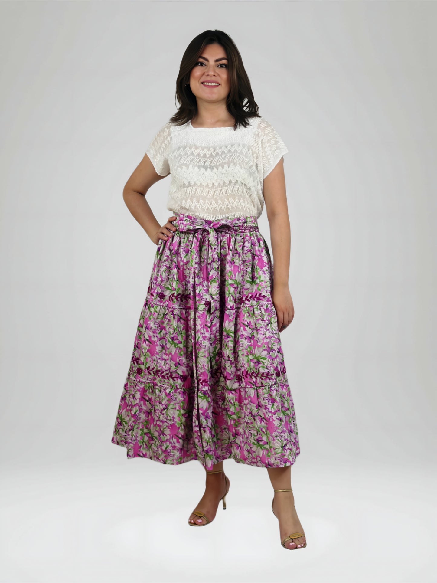 Falda vuelos Aguacatenango floreada con bordado color bugambilia, vista frontal en modelo.