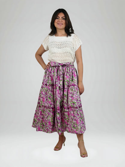 Falda vuelos Aguacatenango floreada con bordado color bugambilia, vista frontal en modelo.