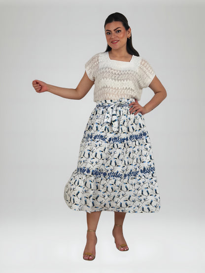 Falda vuelos Aguacatenango color blanco con estampado de garzas, bordado azul, vista en movimiento en modelo