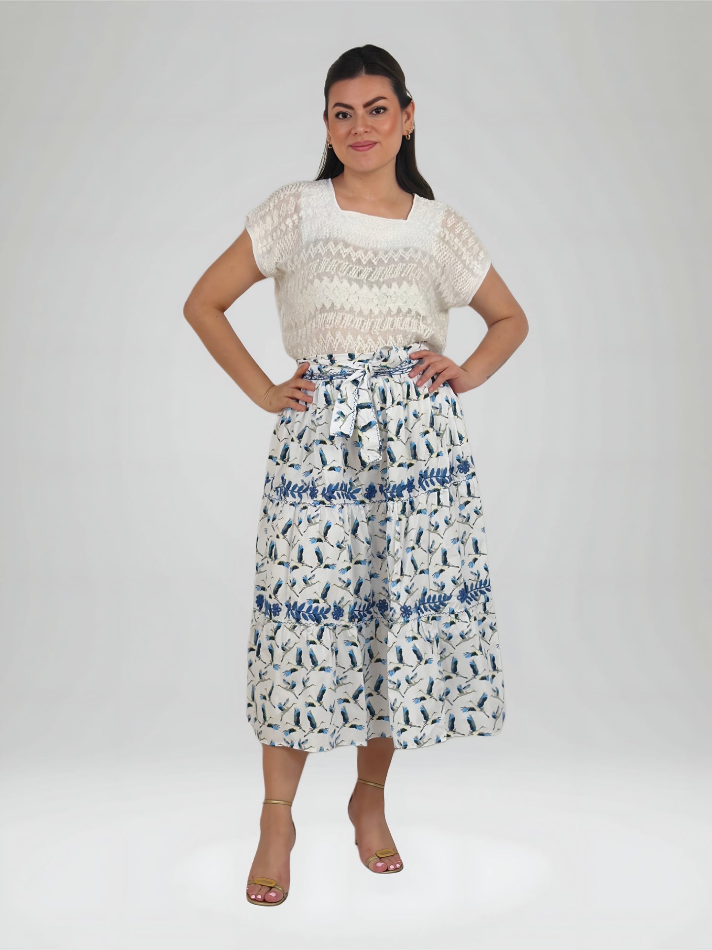 Falda vuelos Aguacatenango color blanco estampado de garzas, bordado azul, vista en modelo.