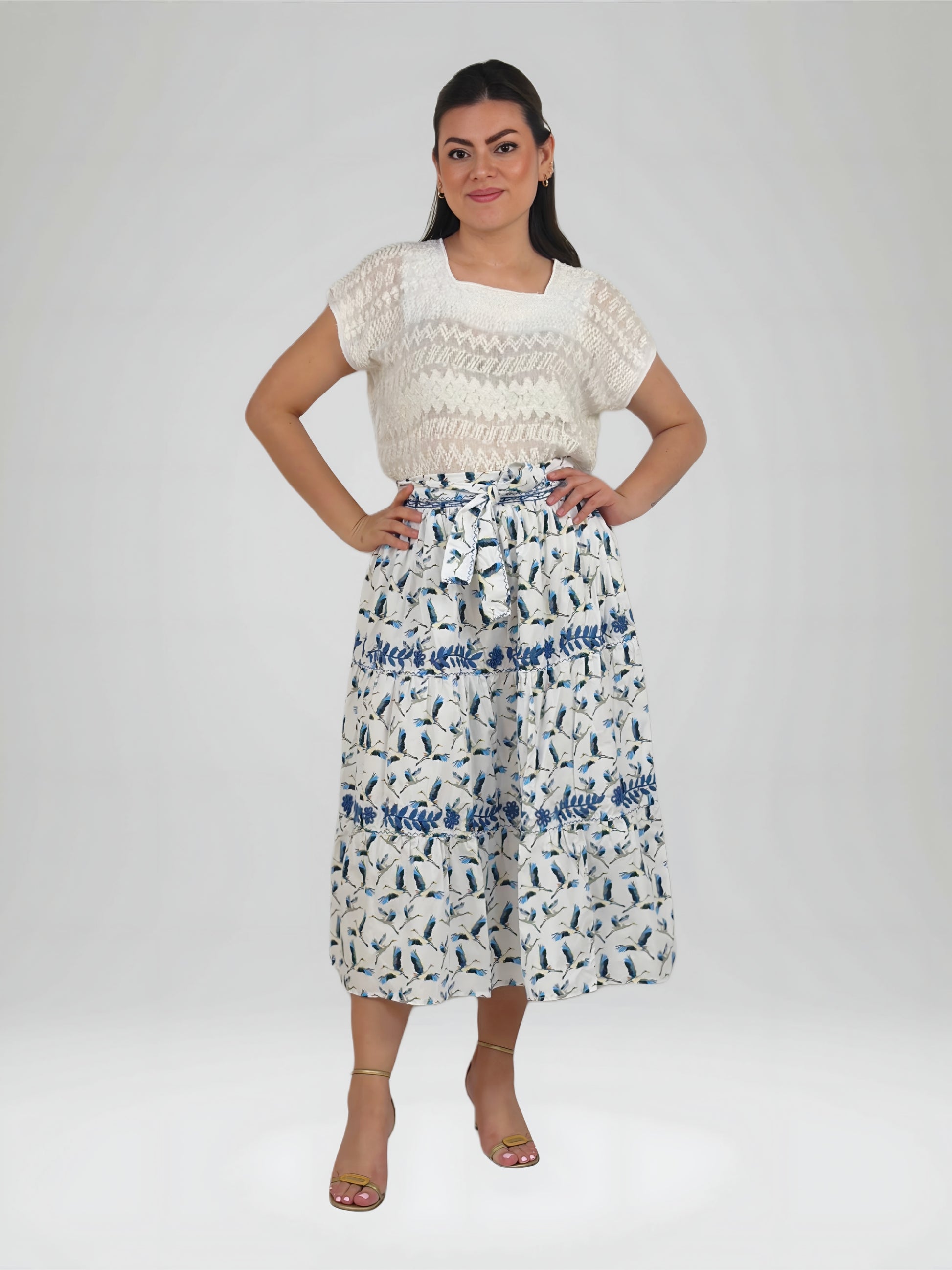 Falda vuelos Aguacatenango color blanco estampado de garzas, bordado azul, vista en modelo.