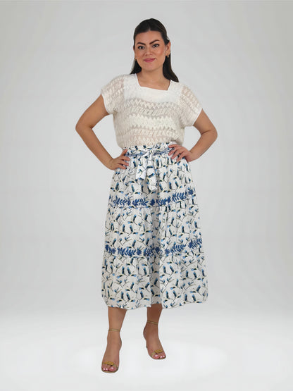 Falda vuelos Aguacatenango color blanco estampado de garzas, bordado azul, vista en modelo.
