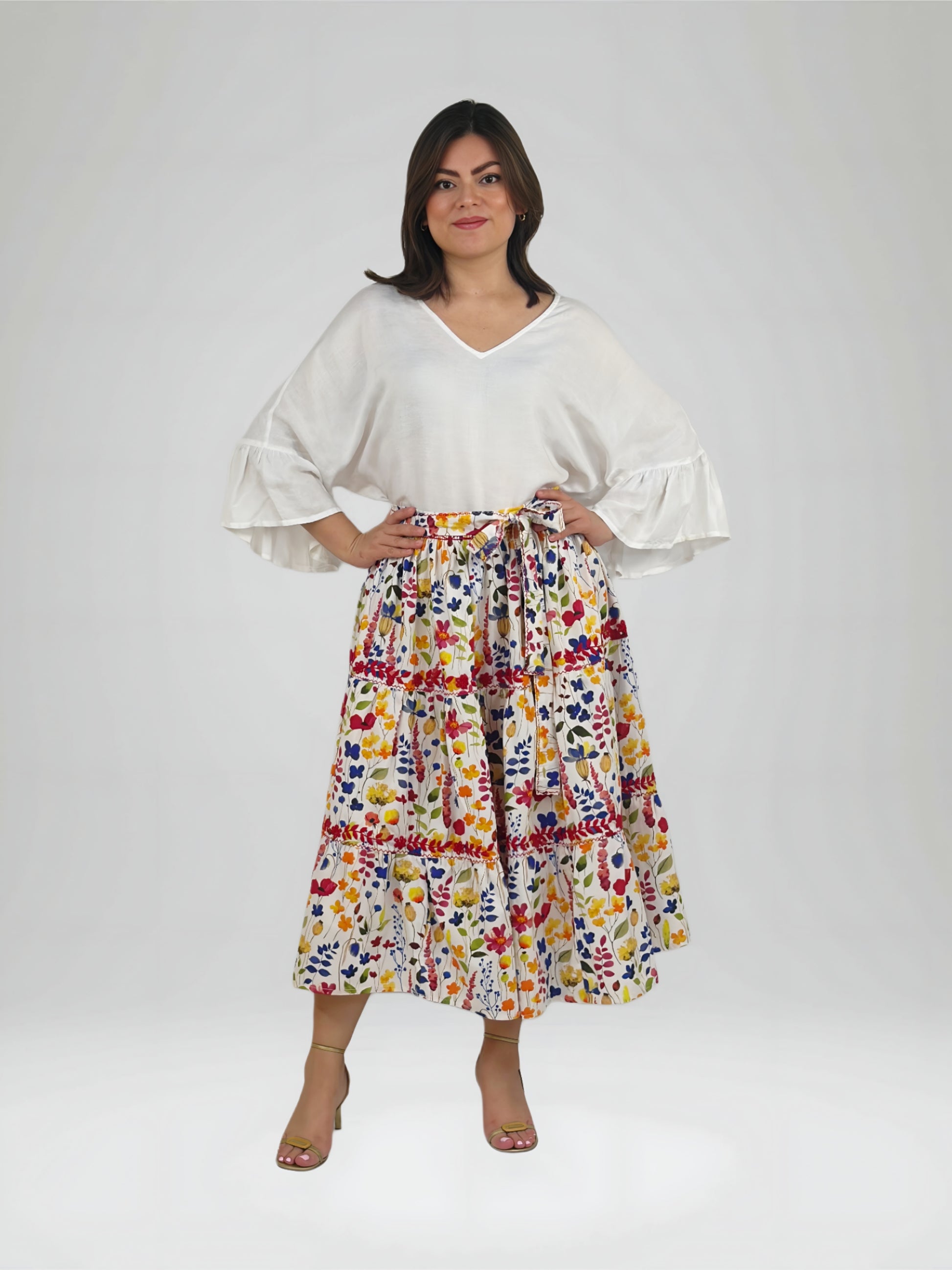 Falda vuelos Aguacatenango floreadacon bordado rojo, vista en modelo.