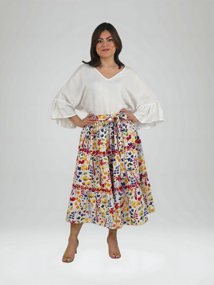 Falda vuelos Aguacatenango floreadacon bordado rojo, vista en modelo.