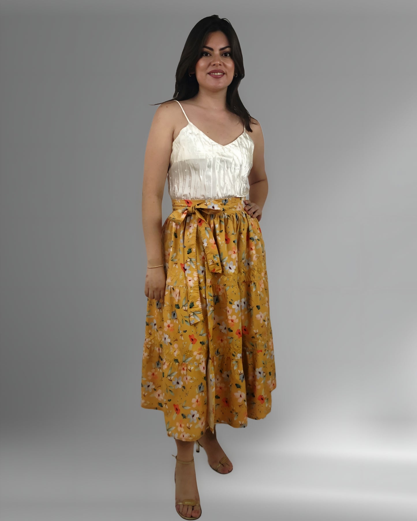 Falda vuelos Aguacatenango color mostaza, floreada con bordado mostaza, vista en modelo.
