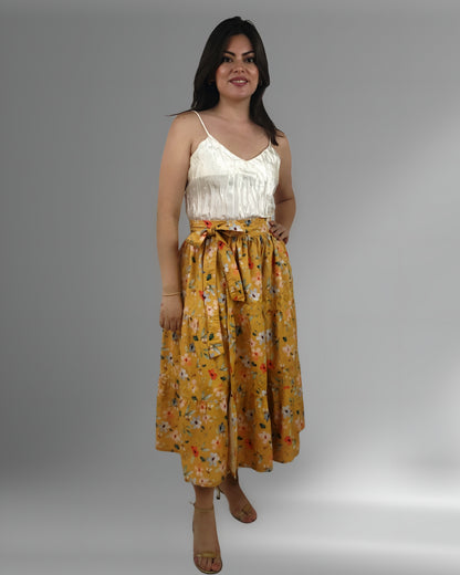 Falda vuelos Aguacatenango color mostaza, floreada con bordado mostaza, vista en modelo.