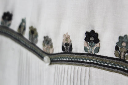 Guayabera de lino manga larga bordado flores gris