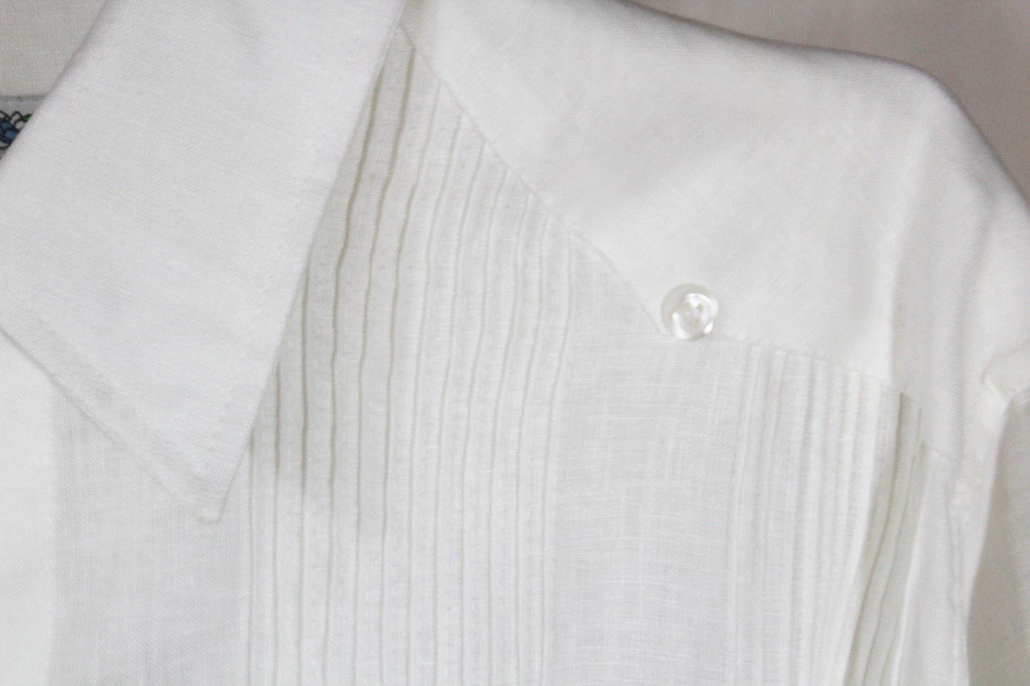 Guayabera de lino manga larga sin bordado, detalle del botón 