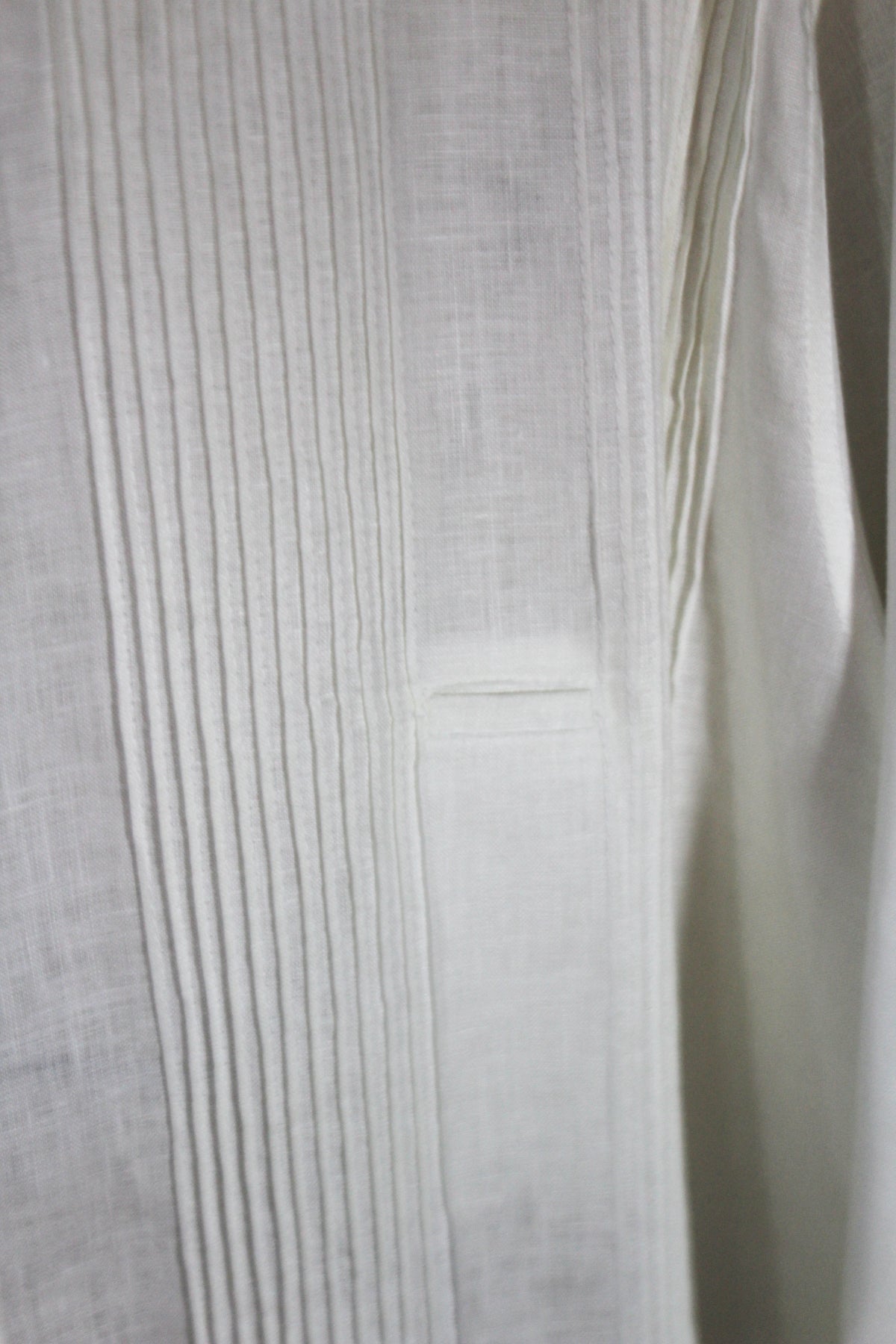 Guayabera de lino manga larga sin bordado, detalle de los pliegues.