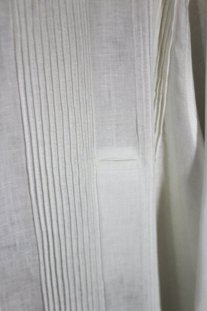 Guayabera de lino manga larga sin bordado, detalle de los pliegues.