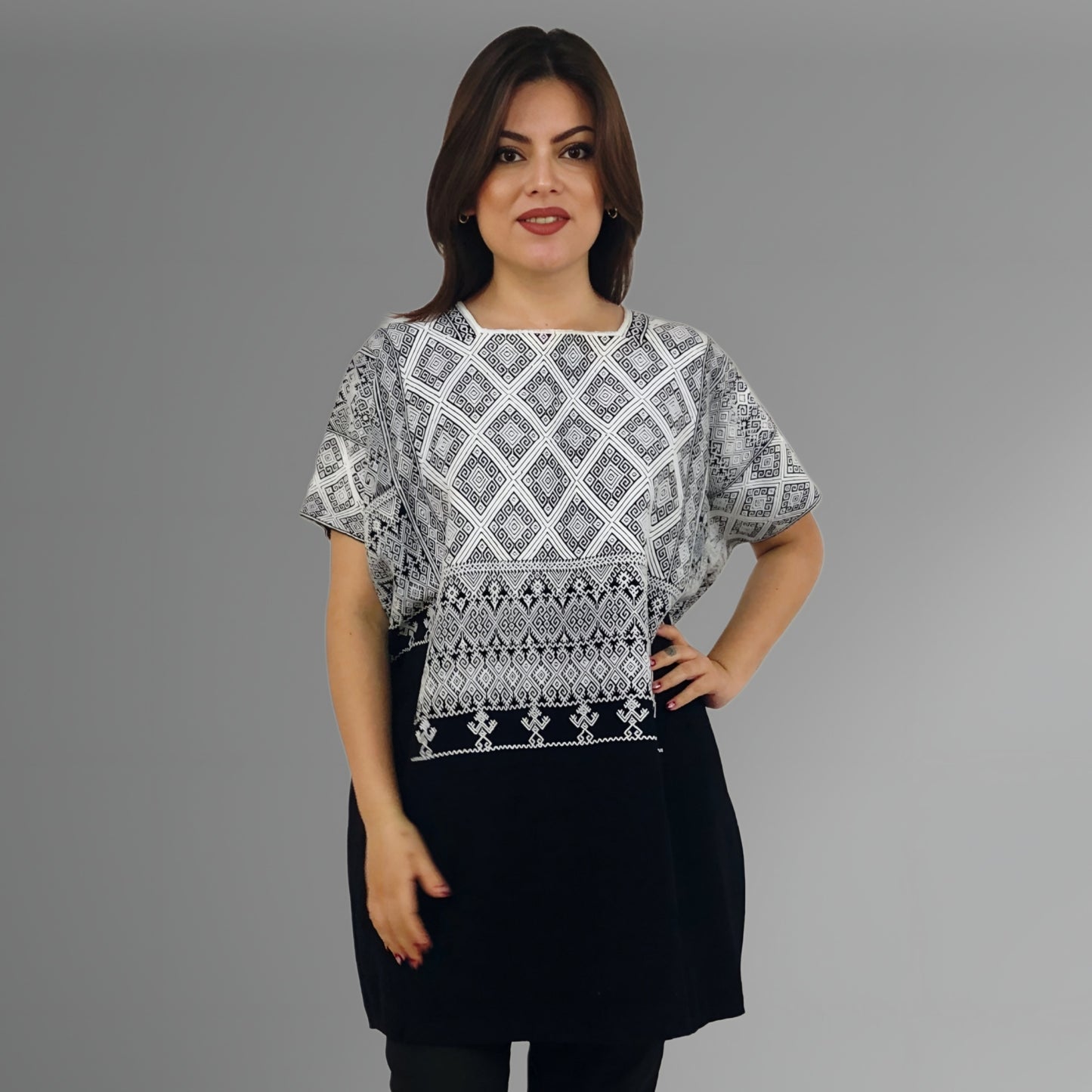 Huipil Aldama Negro/Blanco, vista frontal en modelo. 