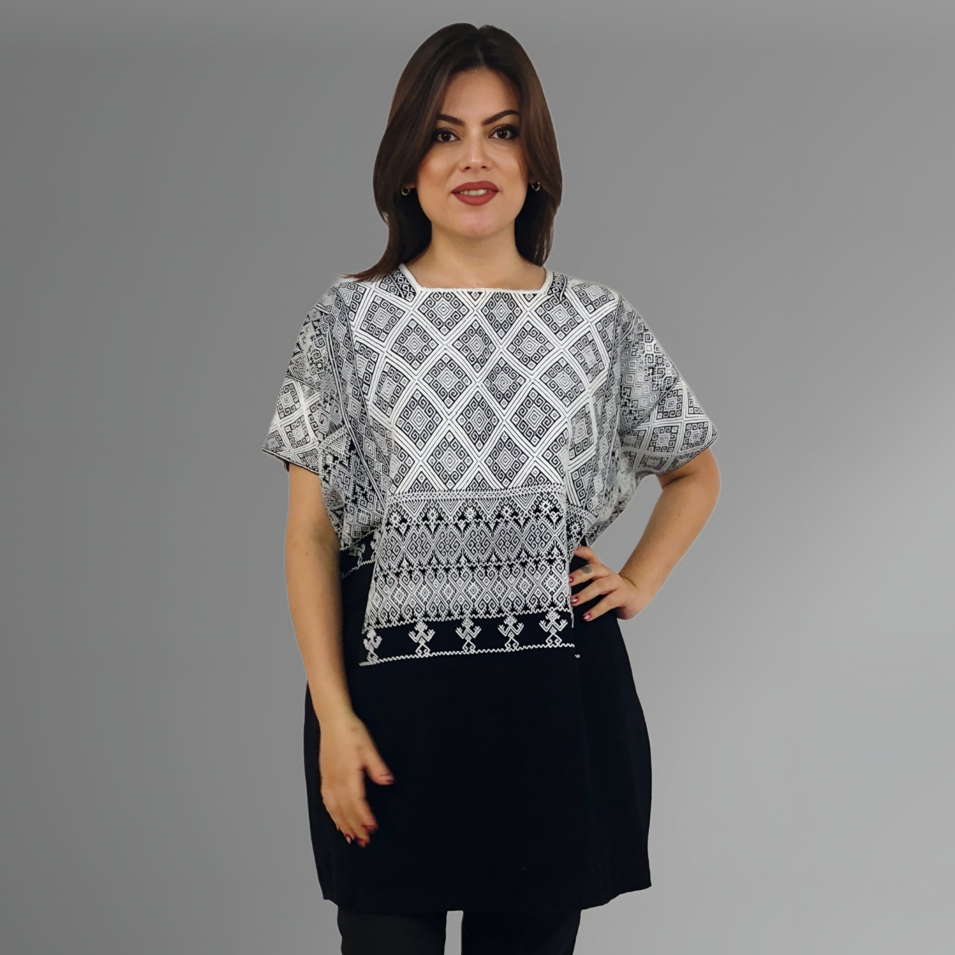 Huipil Aldama Negro/Blanco, vista frontal en modelo. 