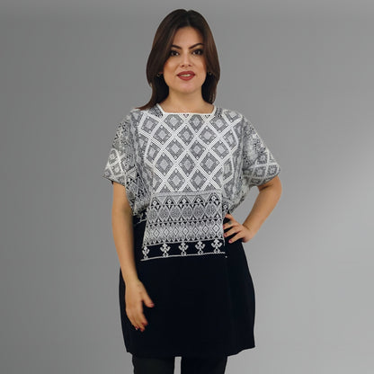 Huipil Aldama Negro/Blanco, vista frontal en modelo. 