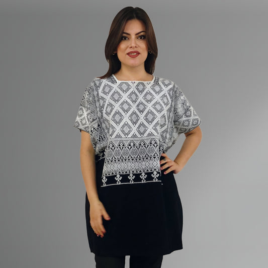 Huipil Aldama Negro/Blanco, vista frontal en modelo. 