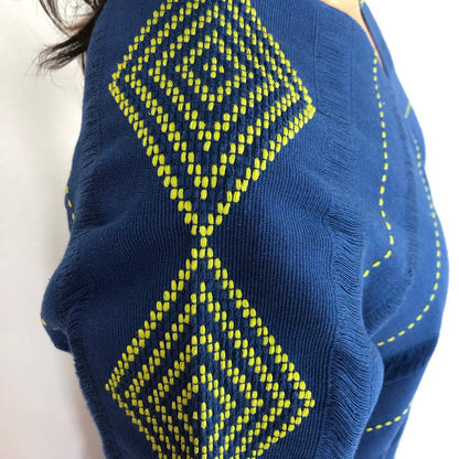 Huipil Rombos Cancuc color azul, detalles en verde, detalle del telar.