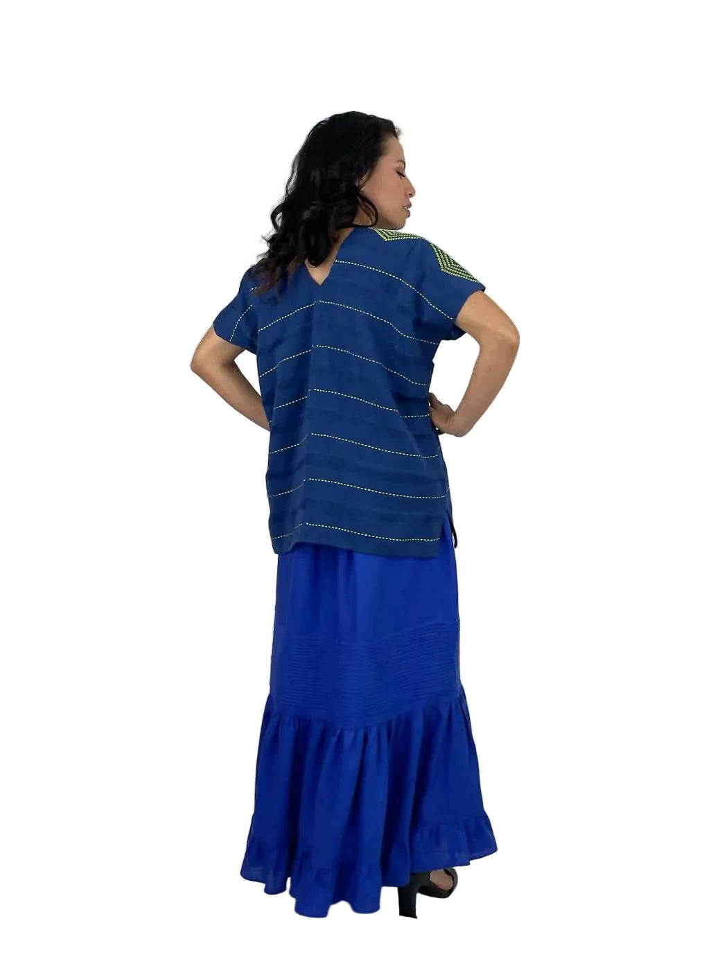 Huipil Rombos Cancuc color azul con detalles en verde, vista posterior en modelo.
