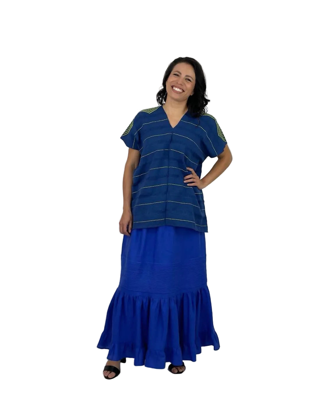 Huipil Rombos Cancuc color azul con detalles en verde, vista frontal en modelo.