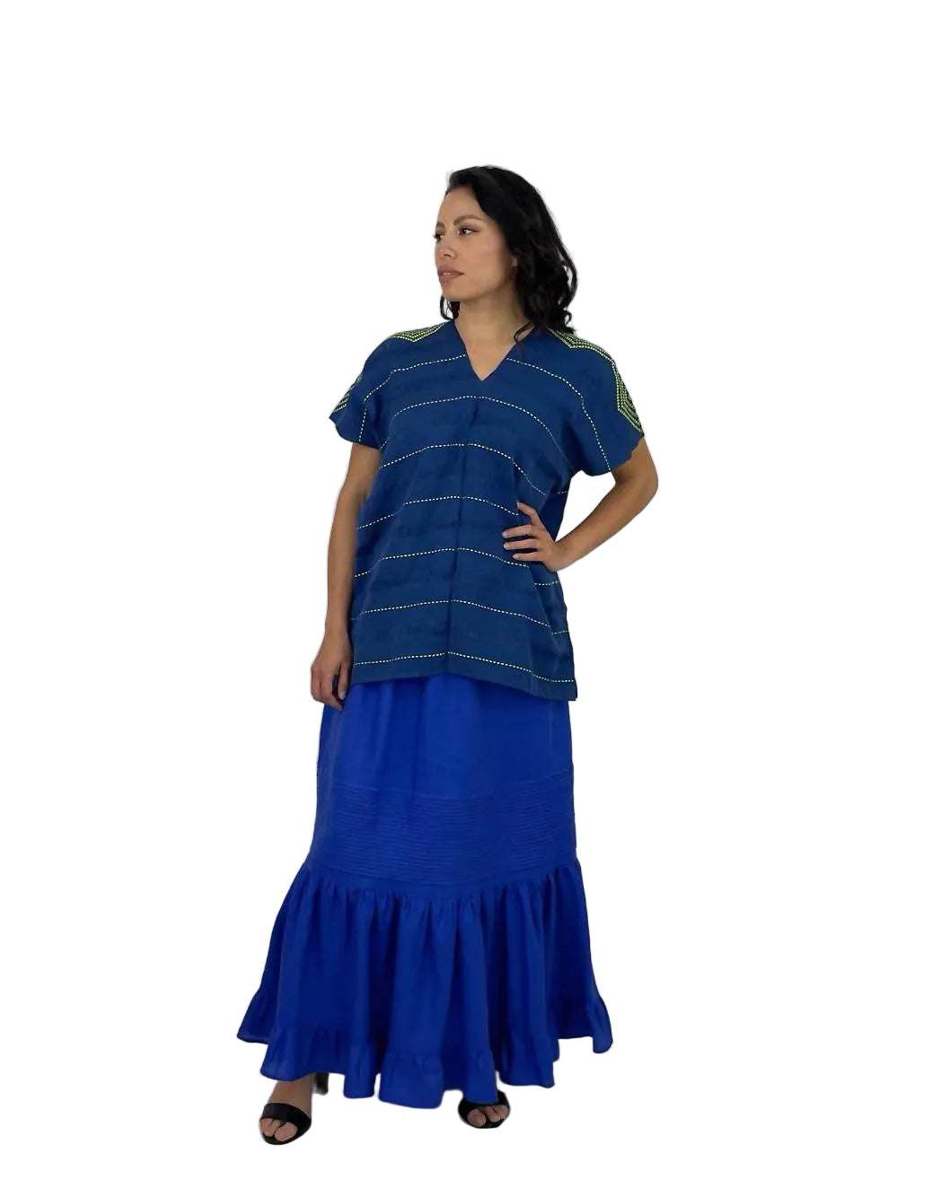 Huipil Rombos Cancuc color azul, detalles en verde, vista en modelo.