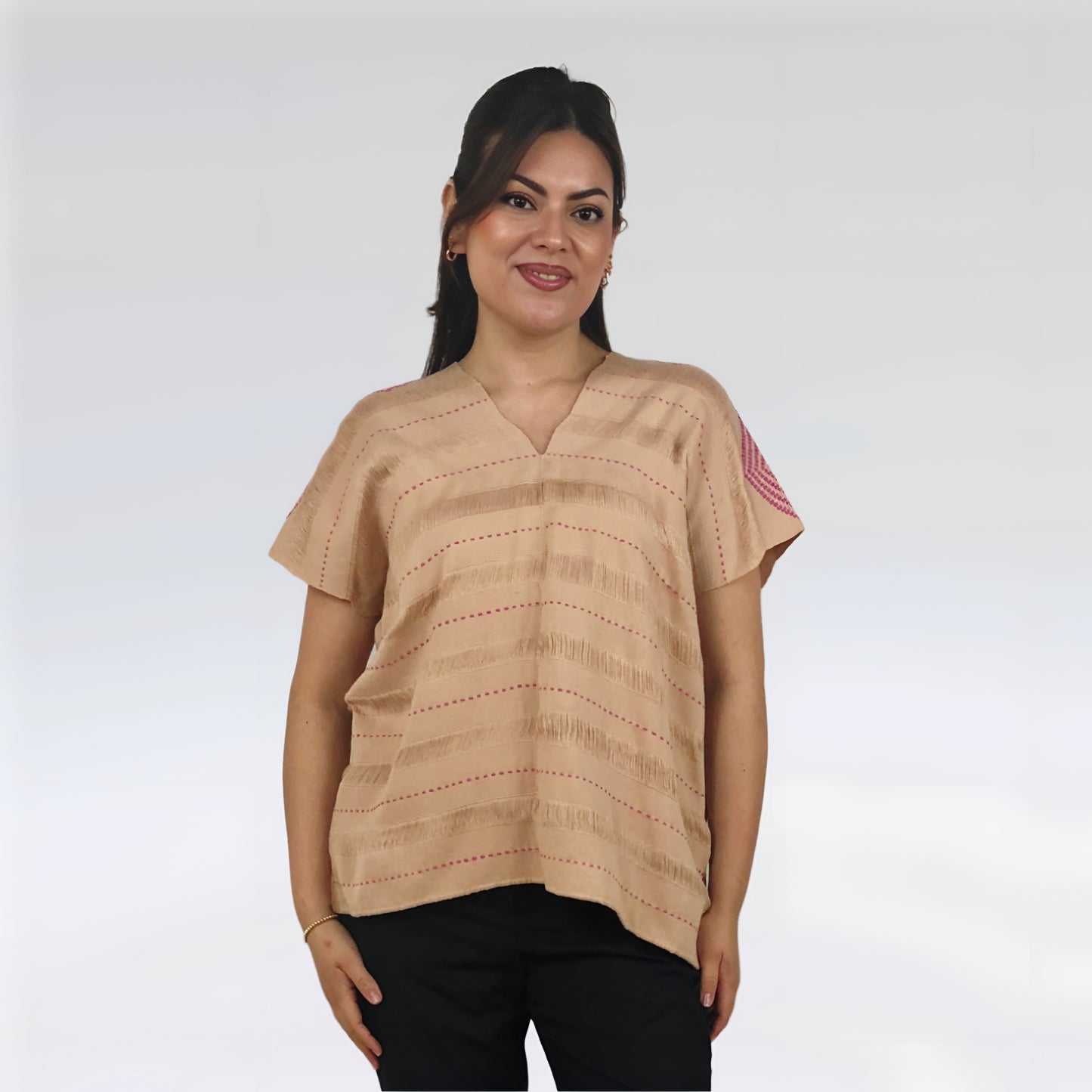 Huipil Rombos Cancuc color beige con detalles en rosa, vista frontal en modelo.