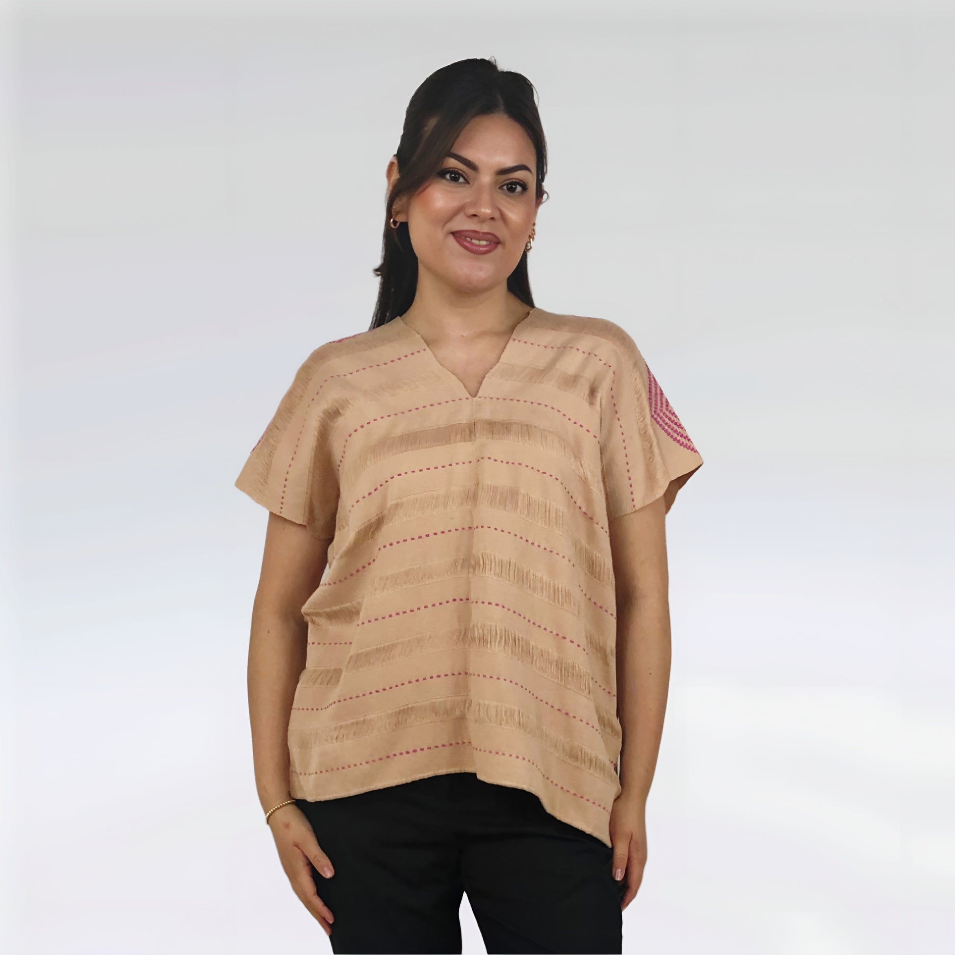 Huipil Rombos Cancuc color beige con detalles en rosa, vista frontal en modelo.