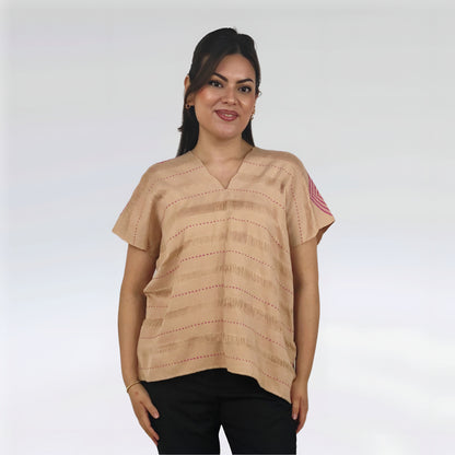 Huipil Rombos Cancuc color beige con detalles en rosa, vista frontal en modelo.