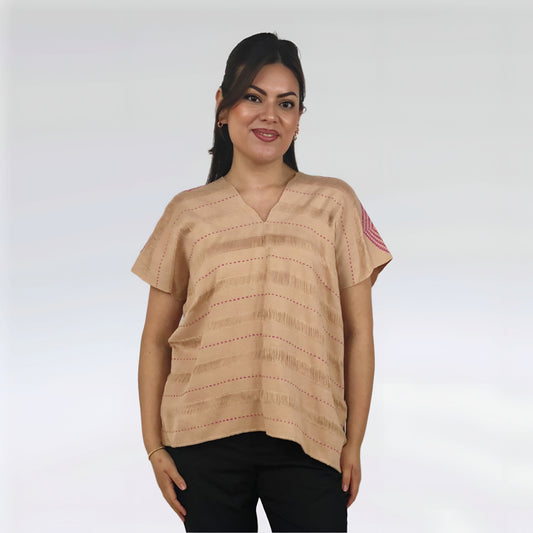 Huipil Rombos Cancuc color beige con detalles en rosa, vista frontal en modelo.