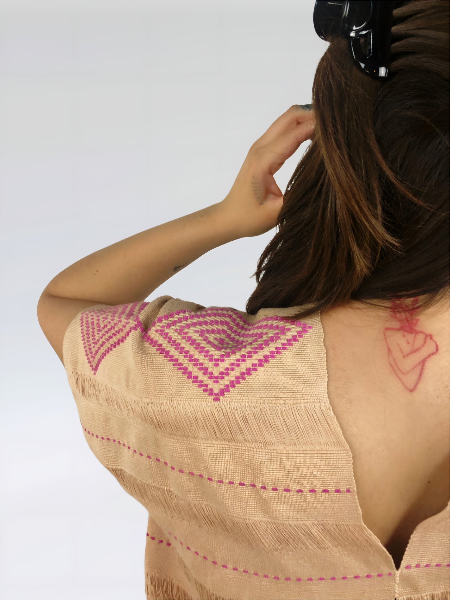 Huipil Rombos Cancuc color beige, detalles en rosa, vista del telar.