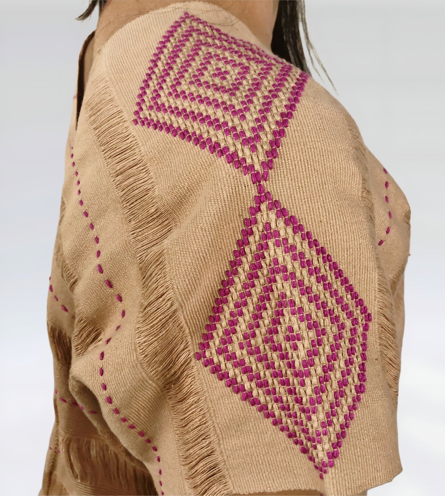Huipil Rombos Cancuc color beige, detalle en rosa, vista del telar.