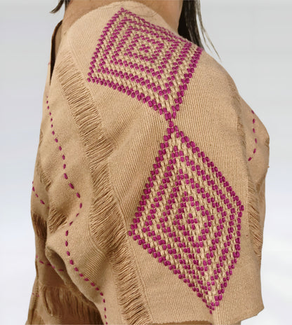 Huipil Rombos Cancuc color beige, detalle en rosa, vista del telar.